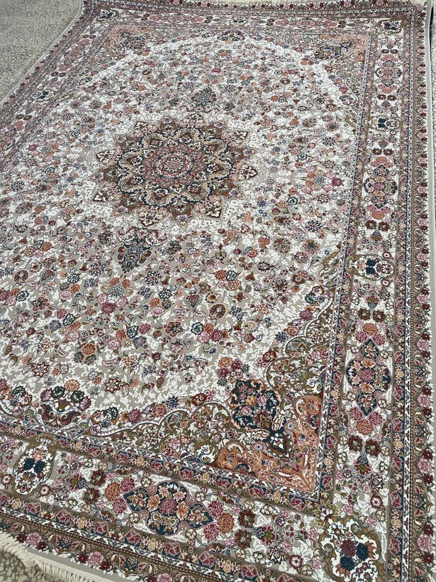 فرش ۱۲ متری قالی سلیمان | طرح کلاسیک ترنجی نقرهای کرم با ۱۲۰۰ شانه