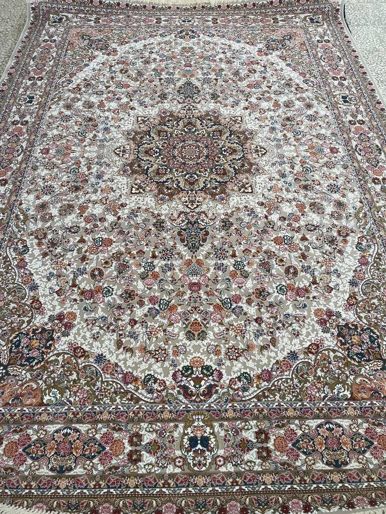 فرش ۱۲ متری قالی سلیمان | طرح کلاسیک ترنجی نقره‌ای کرم با ۱۲۰۰ شانه