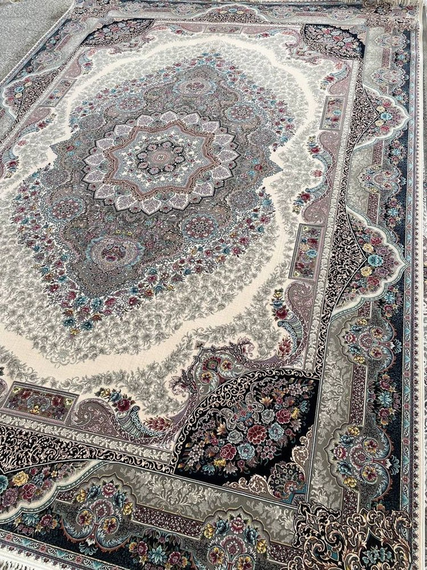 فرش ماشینی ۱۲۰۰ شانه کلاسیک طرح قصر سرمهای کرم